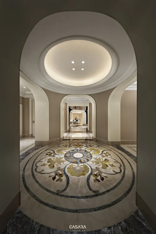 Hành lang sang trọng với sàn đá hoa văn tròn ấn tượng.