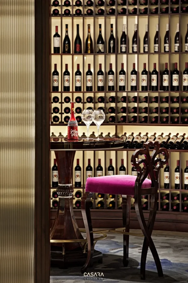 Tủ rượu gỗ sang trọng với chai rượu và ly thủy tinh tinh tế.