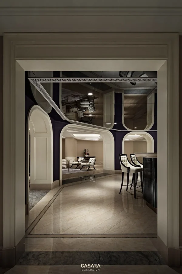 Hành lang khách sạn sang trọng với ánh sáng ấm áp và thiết kế cổ điển.