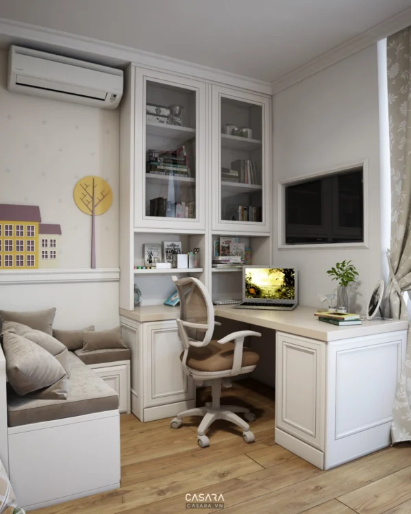 Phòng học nhỏ gọn, sáng sủa với nội thất trắng chủ đạo, phù hợp cho trẻ em.