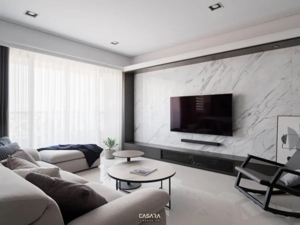 Phòng khách hiện đại với tông màu trắng chủ đạo, sang trọng.