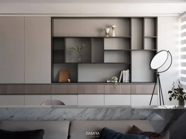 Phòng khách hiện đại với kệ sách âm tường độc đáo, tinh tế.