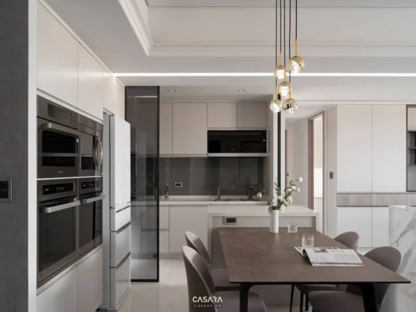 Phòng bếp hiện đại, sang trọng với tông màu trung tính, ánh sáng ấm áp.