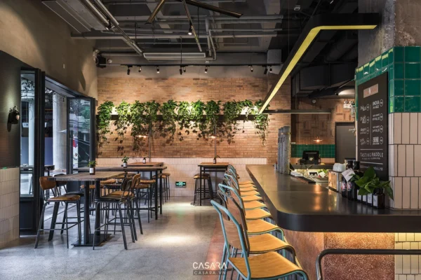 Không gian quán cafe hiện đại với thiết kế tối giản, màu sắc hài hòa.