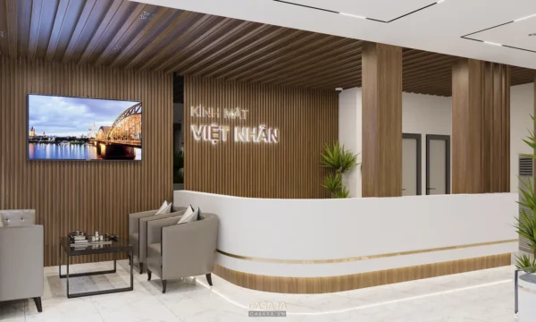 Sảnh đón tiếp hiện đại với điểm nhấn gỗ và biển hiệu chữ nổi.