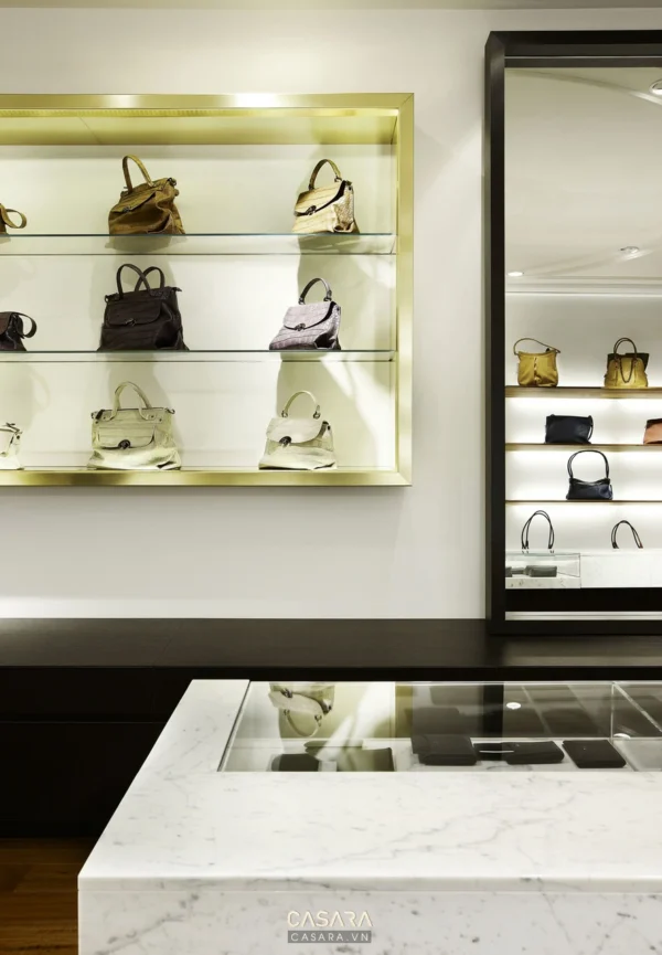 Không gian trưng bày túi xách sang trọng, tinh tế trong cửa hàng thời trang.