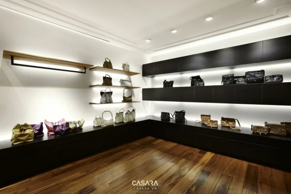 Góc cửa hàng thời trang sang trọng với nhiều túi xách hiện đại.