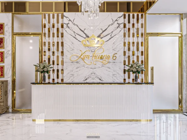 Quầy lễ tân sang trọng với logo Kim Luong 6 nổi bật, thiết kế hiện đại.