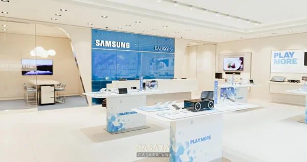 Cửa hàng Samsung Galaxy với thiết kế hiện đại, trưng bày các sản phẩm công nghệ.