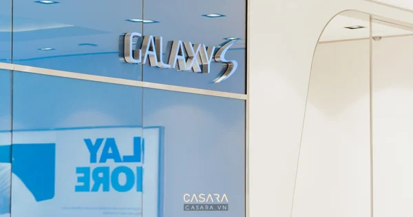 Mặt tiền cửa hàng Galaxy với logo và ánh sáng xanh nổi bật.