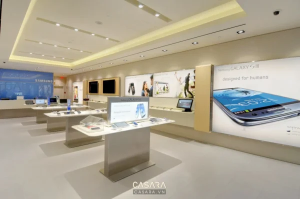 Cửa hàng Samsung trưng bày các sản phẩm công nghệ hiện đại, sang trọng.