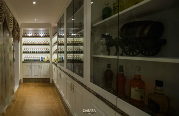 Tủ rượu trang trí với nhiều chai rượu và đồ vật cổ điển.