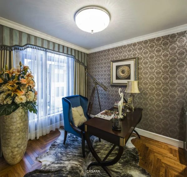 Phòng làm việc trang nhã với nội thất cổ điển và ánh sáng dịu.