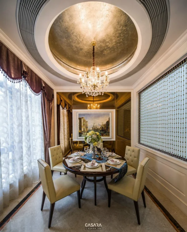 Phòng ăn sang trọng với trần vàng và đèn chùm pha lê lộng lẫy.