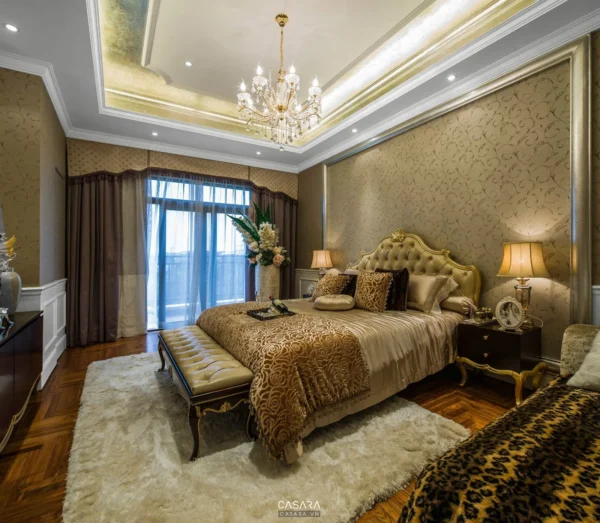 Phòng ngủ sang trọng với nội thất cổ điển, tông màu vàng ấm áp.