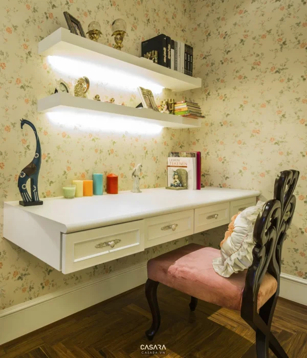 Góc học tập gọn gàng, hiện đại với kệ trắng và ghế đệm êm ái.