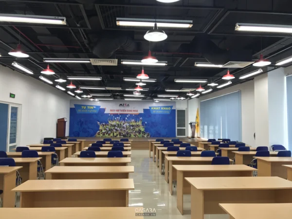 Phòng học rộng rãi, hiện đại với backdrop và hệ thống ánh sáng tốt.