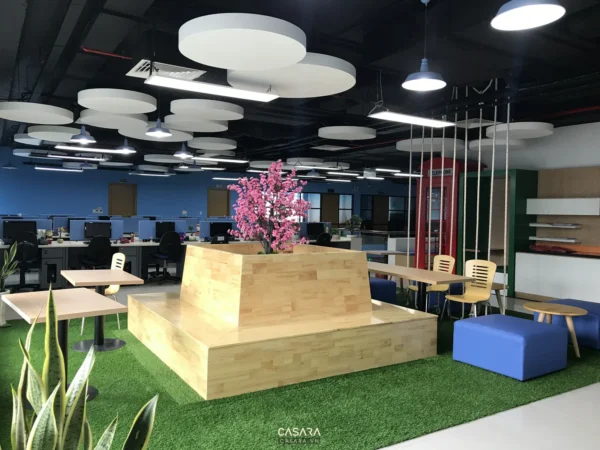 Không gian văn phòng hiện đại với thiết kế mở, sáng tạo và nhiều cây xanh.