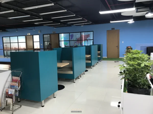 Văn phòng làm việc hiện đại với tông màu xanh lam tươi sáng.