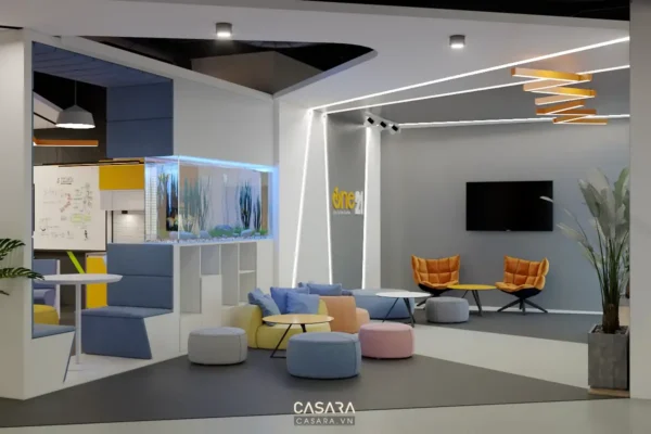 Không gian làm việc chung hiện đại với bể cá và nội thất đa màu sắc.