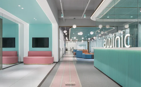 Không gian văn phòng hiện đại, tươi sáng với tông màu xanh và hồng.
