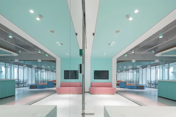 Không gian văn phòng hiện đại với tông màu pastel nhẹ nhàng, tươi sáng.