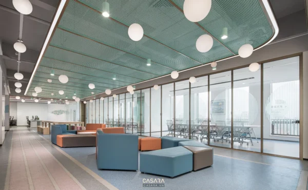 Không gian văn phòng hiện đại với thiết kế mở và nội thất màu sắc.