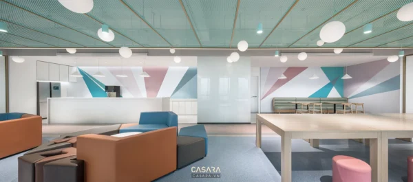 Không gian làm việc mở hiện đại với thiết kế trẻ trung, năng động.