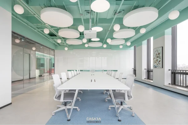 Phòng họp hiện đại với tông xanh mint tươi mát, thiết kế tối giản.