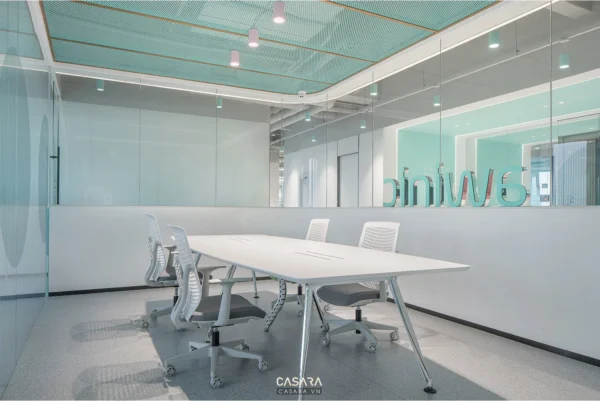 Phòng họp hiện đại với thiết kế tối giản, ánh sáng dịu nhẹ.