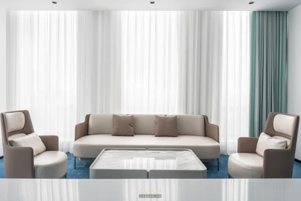 Phòng khách hiện đại, sang trọng với đồ nội thất màu trung tính tinh tế.