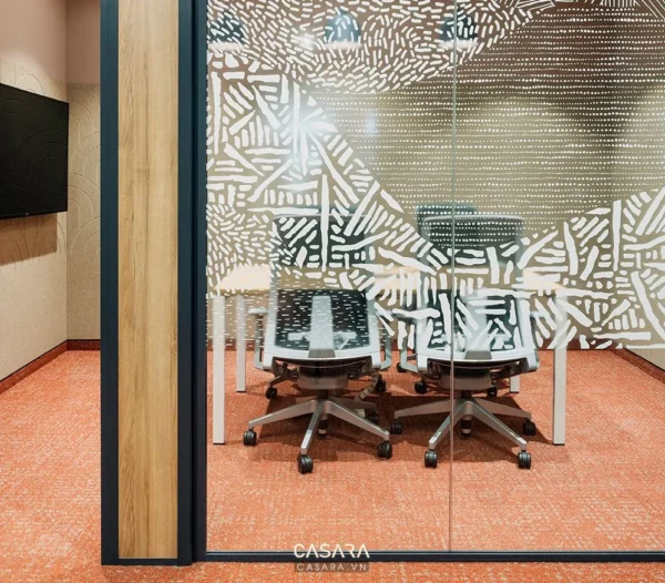 Phòng họp hiện đại với vách kính hoa văn độc đáo, tông màu ấm áp.