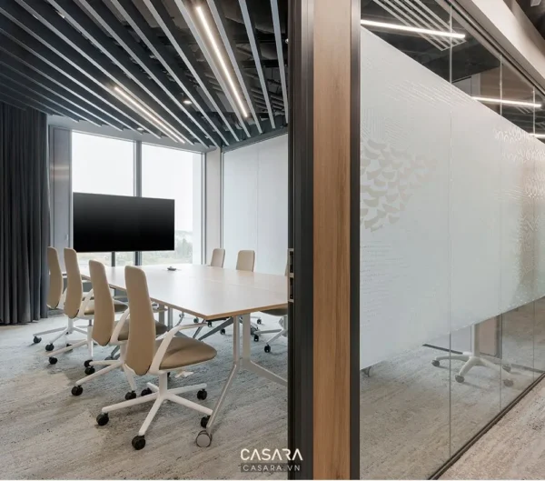 Phòng họp hiện đại với thiết kế tối giản, ánh sáng tự nhiên.