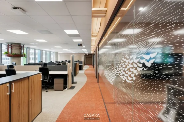 Văn phòng làm việc hiện đại, thiết kế mở với điểm nhấn màu cam.