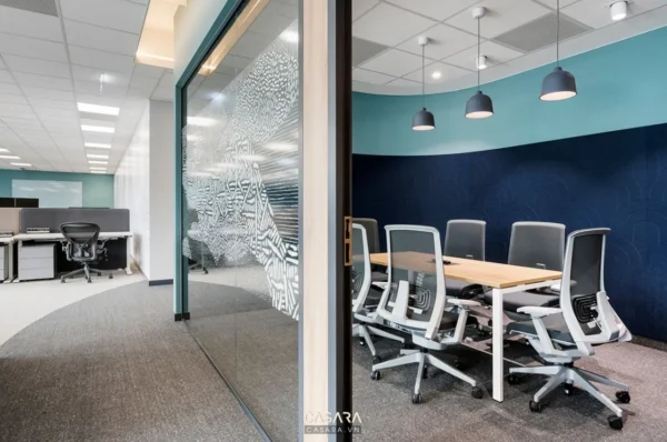 Không gian văn phòng hiện đại với thiết kế mở và màu sắc tươi sáng.