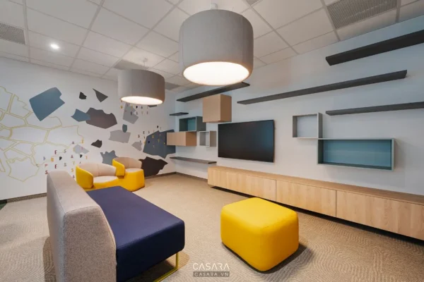 Không gian làm việc nhóm sáng tạo với nội thất hiện đại, trẻ trung.