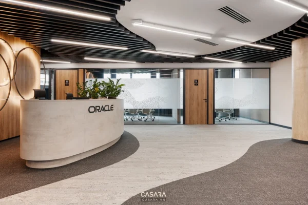 Sảnh lễ tân Oracle hiện đại với thiết kế nội thất độc đáo.