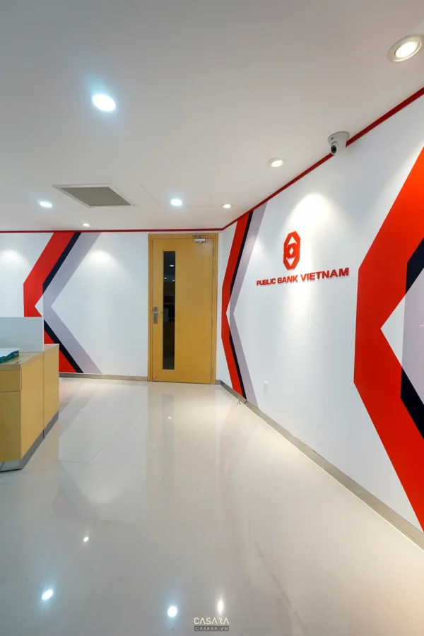 Nội thất ngân hàng Public Bank Vietnam hiện đại, sáng sủa và rộng rãi.