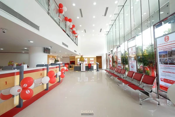 Phòng giao dịch ngân hàng Vietcombank rộng rãi, hiện đại với tông màu đỏ chủ đạo.