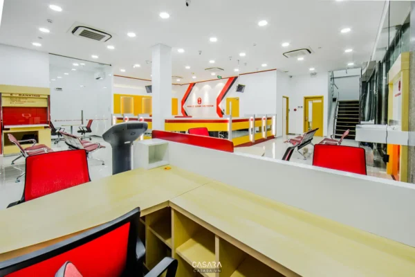 Nội thất văn phòng ngân hàng hiện đại với tông màu chủ đạo đỏ và trắng.
