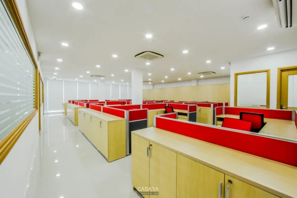 Văn phòng làm việc hiện đại với nhiều bàn ghế màu đỏ tươi.