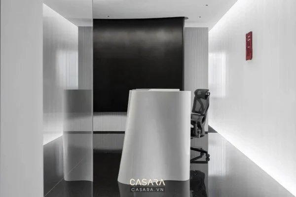 Không gian lễ tân tối giản, hiện đại với nội thất trắng chủ đạo.