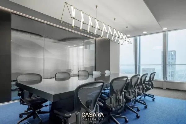 Phòng họp hiện đại với cửa kính lớn và nội thất tối giản.