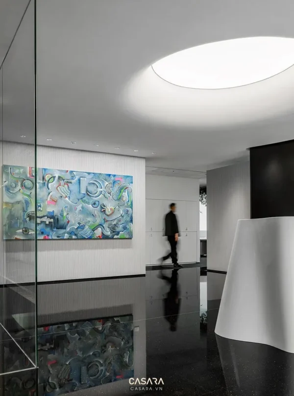 Nội thất hiện đại với tranh nghệ thuật và sàn bóng loáng.