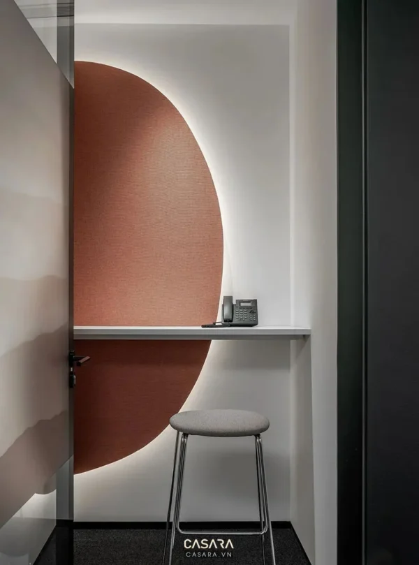 Góc làm việc tối giản với điểm nhấn hình tròn màu cam đất độc đáo.