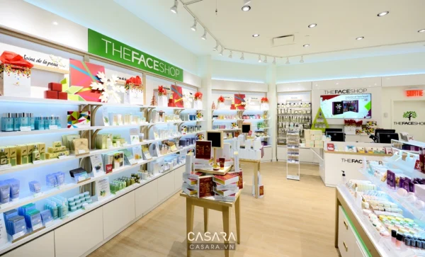 Cửa hàng mỹ phẩm The Face Shop bày trí sản phẩm gọn gàng, sáng sủa.