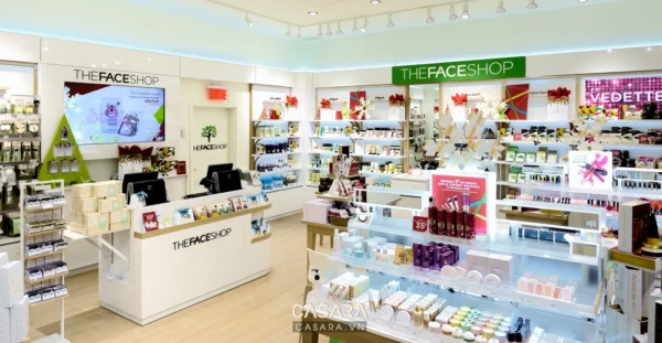 Cửa hàng The Face Shop bày trí sản phẩm mỹ phẩm trắng sáng, hiện đại.