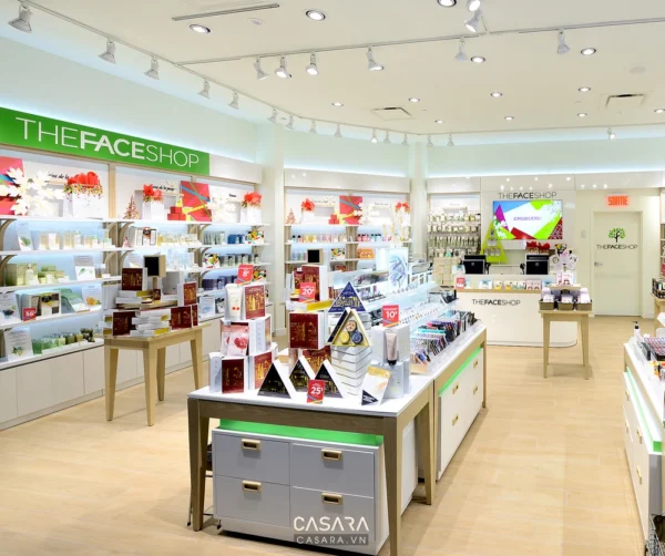 Cửa hàng The Face Shop bày trí sản phẩm mỹ phẩm đẹp mắt, hiện đại.