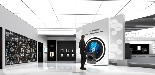 Một người đàn ông xem máy giặt Haier trong không gian trưng bày hiện đại.