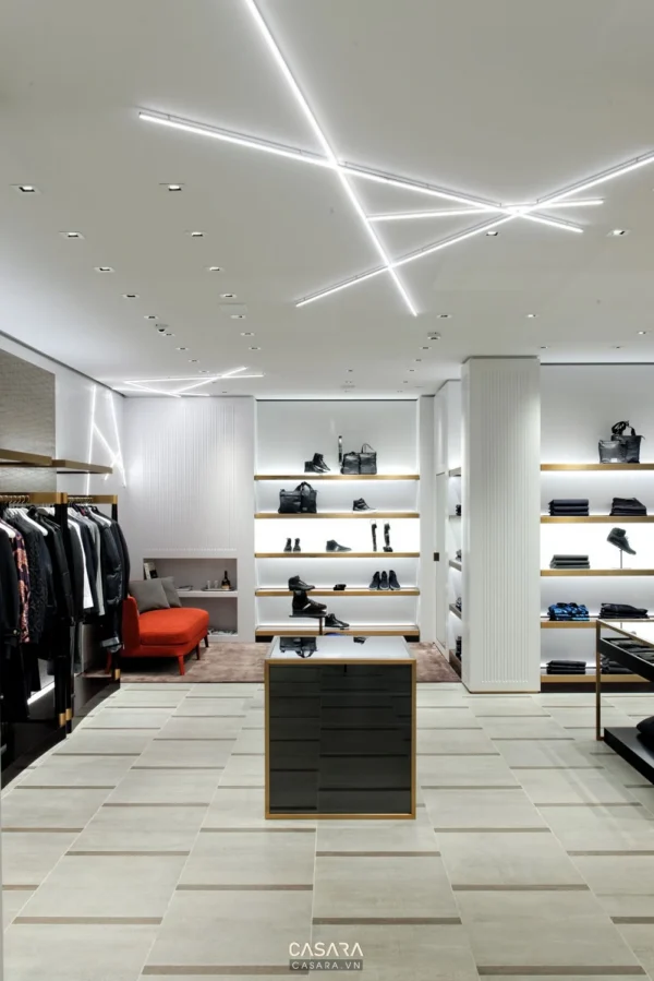 Nội thất cửa hàng thời trang sang trọng với ánh sáng hiện đại.